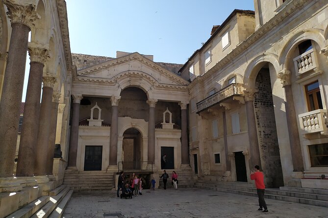 Experience Split With Local Professional Historian - Private - Jupiter’s Temple and St. Domnius: religion at street level