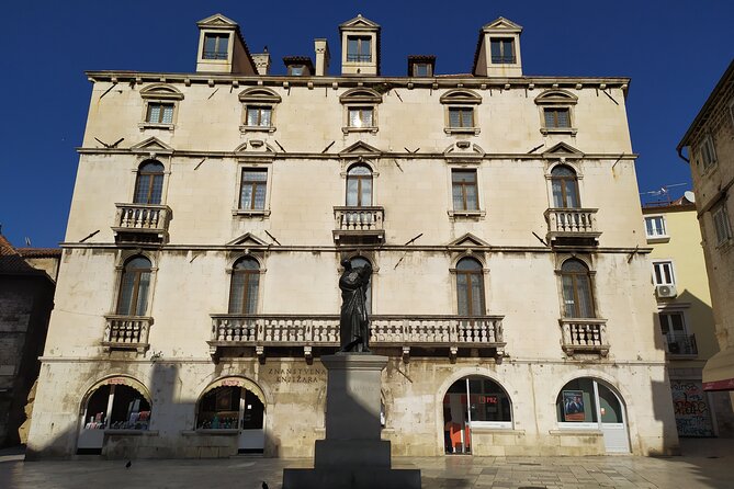 Experience Split With Local Professional Historian - Private - Vestibulum to Riva Harbor: from private power to public life