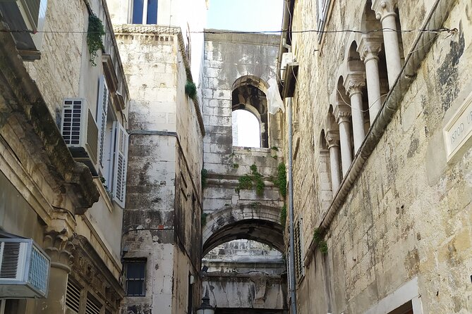 Experience Split With Local Professional Historian - Private - What’s included (and what you’ll handle yourself)