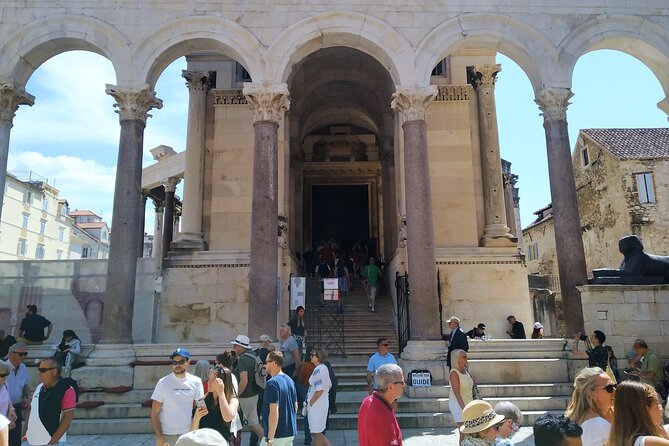 Private History tour - small group - Where you start: the easy meeting point and a smooth rhythm
