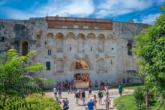 Private Split Tour & Local Bites & Seafood Extravaganza & Pickup - Narodni Trg and the Venetian Square: Where Split Socializes