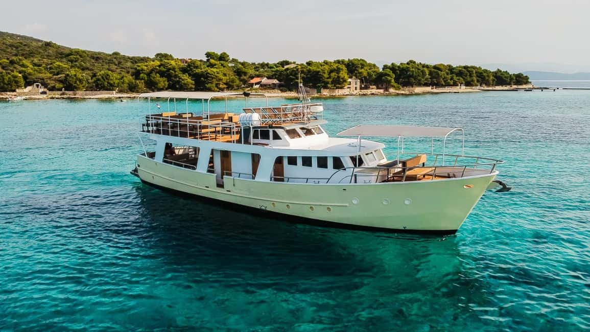 Split: Blue Lagoon and 3 Island Cruise with Food and Drinks - Lunch on board: the burgers are part of the value