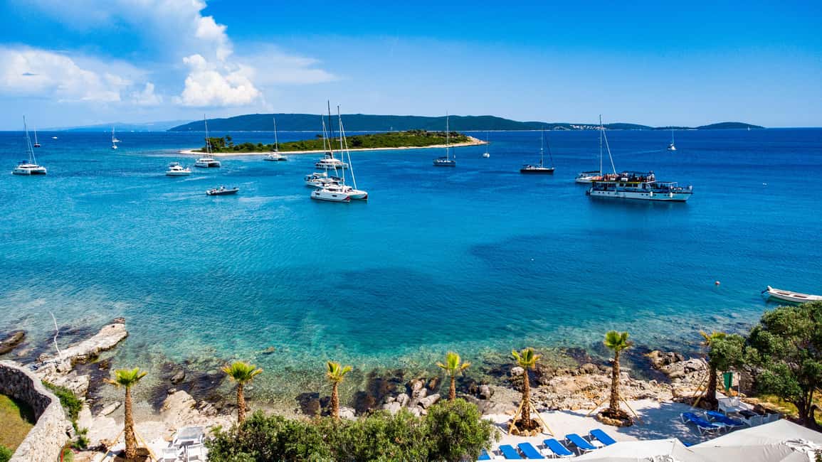 Split: Blue Lagoon, Shipwreck, & Šolta with Lunch & Drinks - Stop 1 and the shipwreck scene at Nečujam Bay