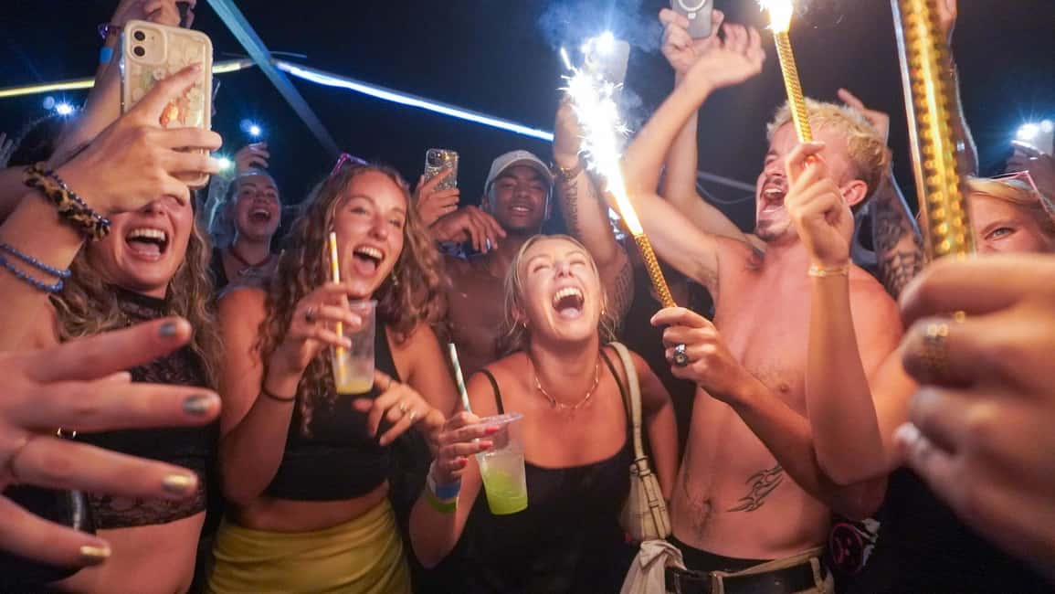 Split: Boat Crawl with Nightclub Access, Shots, & Boat Party - Practical Tips for a Smooth Night (Without Killing the Fun)
