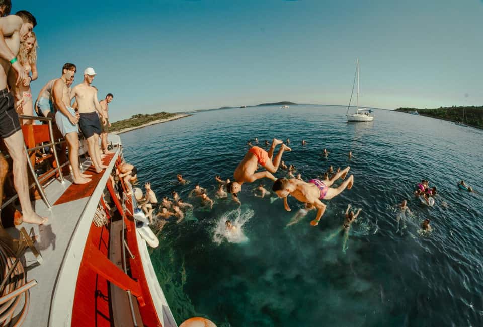Split: Floating Festival Boat Party with Electronic Music - Who This Is Best For (and Who Might Want Something Else)