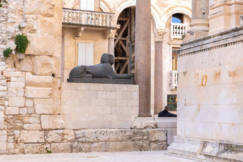 Split: Group or Private Walking Tour with Art Historian - Republic Square and Varoš: seeing reuse in real buildings