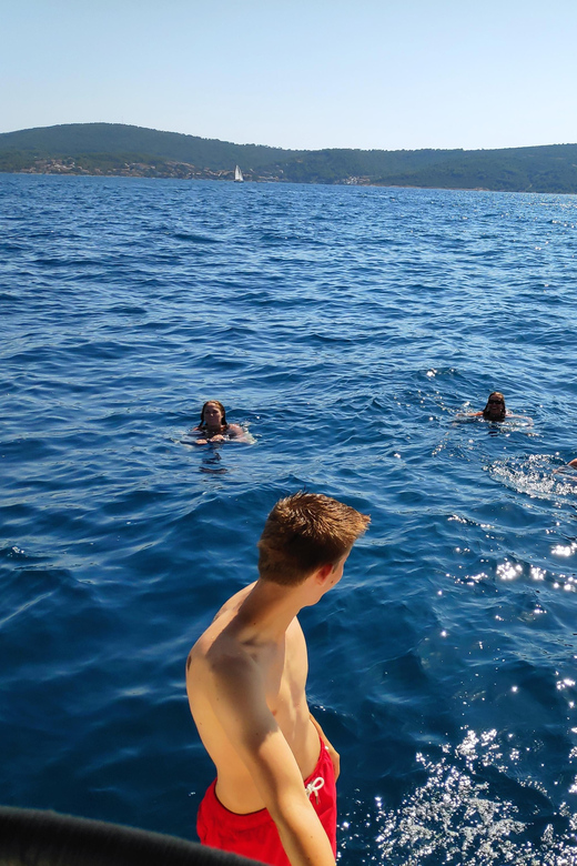 Split: Half Day Sailing Tour with Swim Stop, Snacks and Wine - Price and value: what $494 per group really means