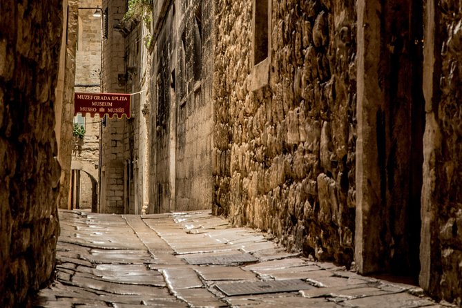 Split highlights – Evening walking tour - Vestibulum of Diocletian’s Palace: round hallway, real sounds