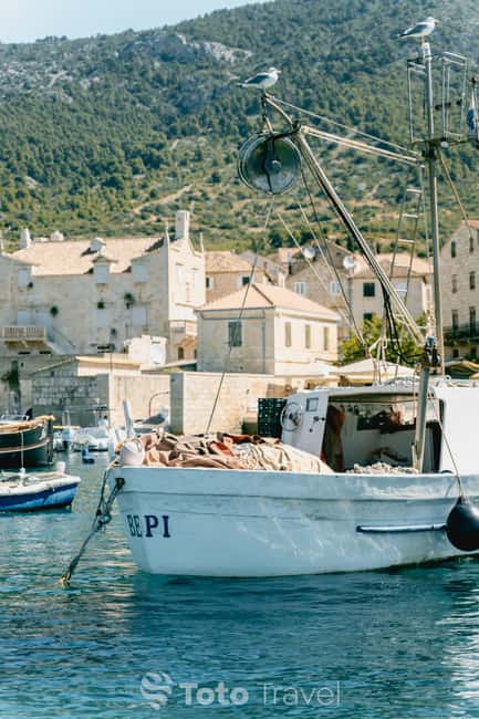 Split/Podstrana: Blue Cave, Hvar & 6 Islands Speedboat Trip - Milna on Brac: the final swim plus a beach-bar finish