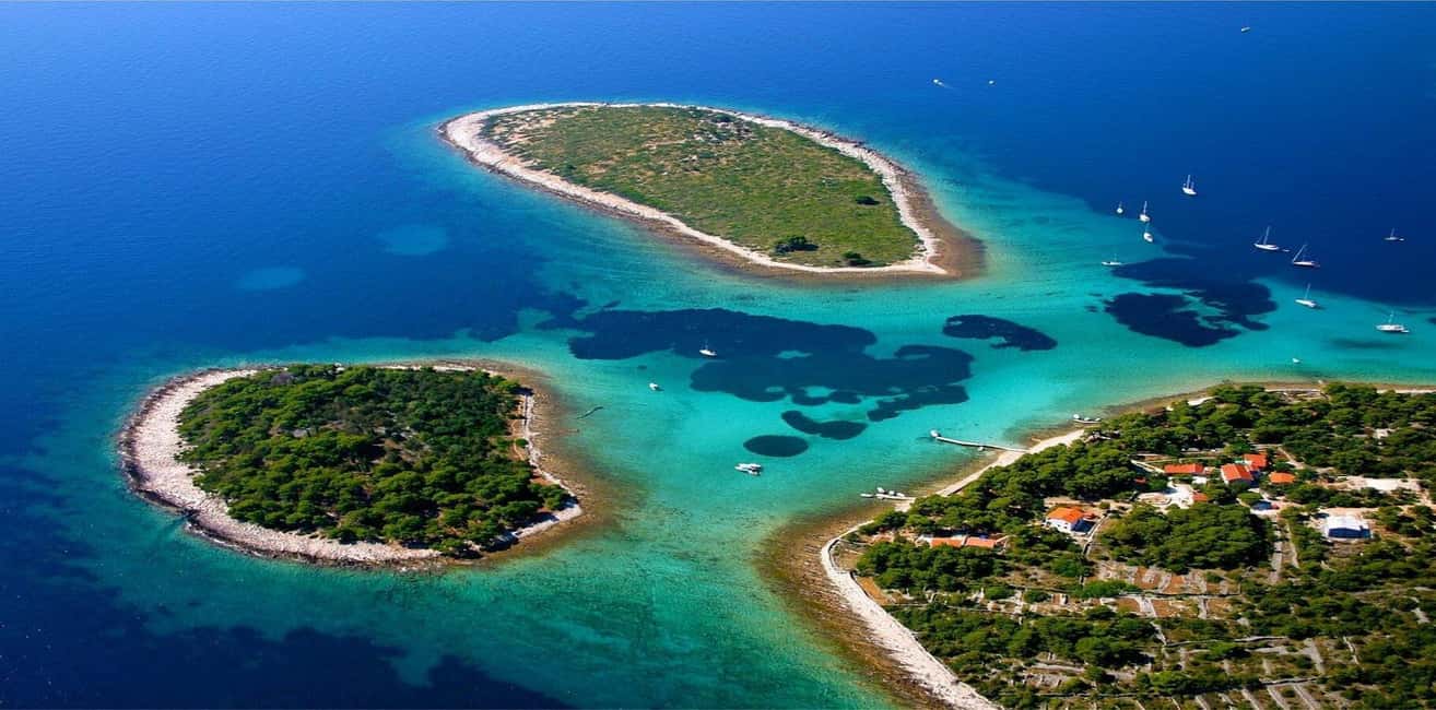 Split: Private Blue Lagoon 3 islands with speed boat - Solta and the Kontesa Shipwreck: Snorkeling With Interesting Structure