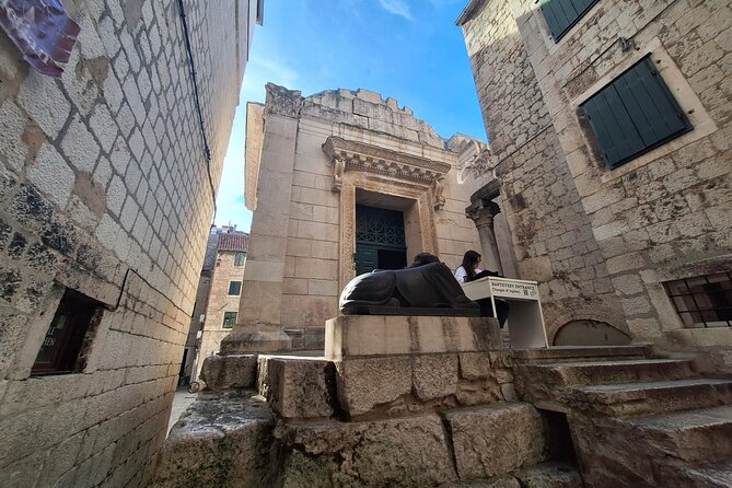 Top-Rated Split Game of Thrones and History City Walk - Dracarys! - Vestibulum: Unsullied action and live Dalmatian singing